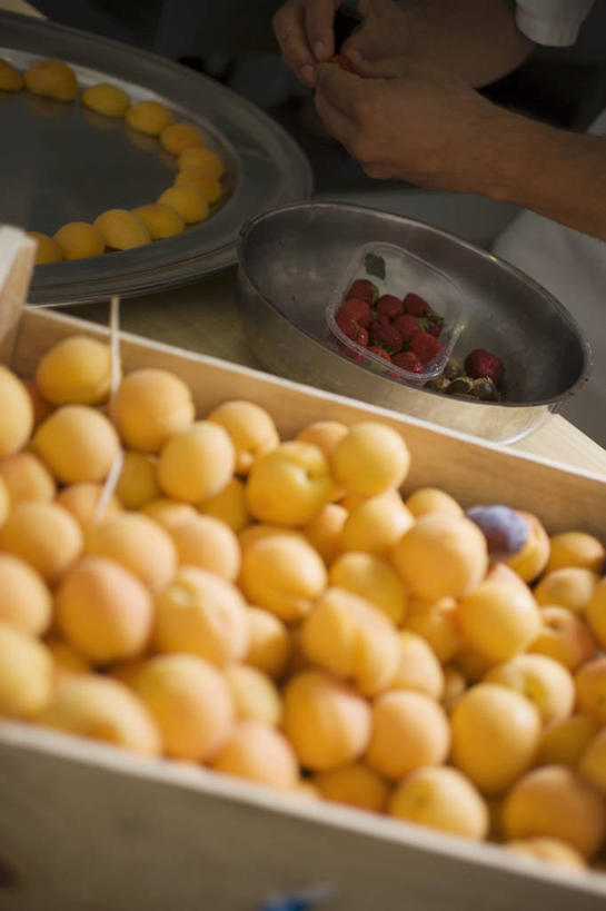 无人,竖图,俯视,室内,特写,白天,餐桌,厨房,桌子,杏,水果,一堆,许多,阴影,堆叠,堆积,新鲜,反射,影子,生食,食品,果实,食物,容器,有机食品,绿色食品,餐台,储藏,堆,储存,杏果,杏子,彩图,高角度拍摄,灶间,贮存