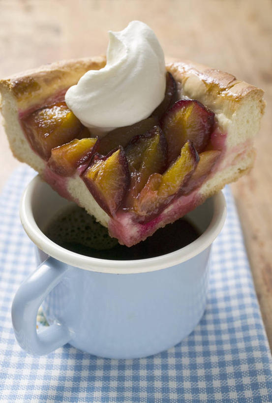 点心,咖啡,无人,竖图,俯视,室内,特写,白天,下午茶,幸福,餐桌,桌子,一块,阴影,反射,木制,布料,方格,格子,影子,食品,一杯,布纹,娱乐,桌布,食物,糕点,饮料,蓝色,白色,餐巾,木制品,台布,享受,休闲,温馨,放松,乐趣,摄影,影棚,餐台,提神,舒适,醒脑,软饮料,彩图,高角度拍摄,影棚拍摄,拍摄,蛋糕