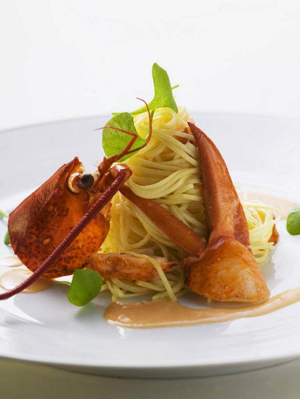 海鲜,面食,面条,龙虾,意大利面,无人,竖图,俯视,室内,特写,白天,白色背景,西餐,餐桌,桌子,餐具,叶子,许多,阴影,反射,碟子,盘,影子,调料,酱料,酱汁,面,虾,佐料,料理,食品,绿叶,调味品,调味料,水产,酱,海洋生物,食物,一个,白色,盘子,碟,嫩叶,西式,摄影,影棚,单个,餐台,水生动物,海产品,水生物,海底动物,叶,叶片,彩图,高角度拍摄,影棚拍摄,拍摄