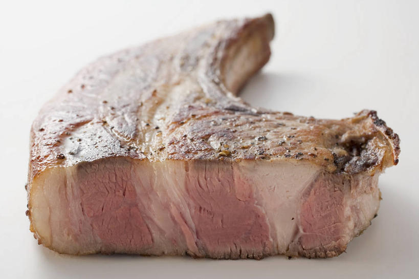 无人,横图,俯视,室内,特写,白天,白色背景,餐桌,桌子,一块,阴影,反射,影子,调味,肉,香料,佐料,猪排,猪肉,肉类,摄影,影棚,餐台,配料,肉食,豚肉,作料,彩图,高角度拍摄,影棚拍摄,拍摄