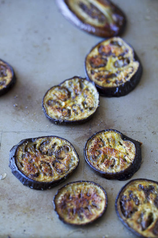 无人,竖图,俯视,室内,特写,白天,餐桌,桌子,茄子,蔬菜,许多,阴影,新鲜,反射,影子,调味,香料,佐料,食品,食物,排列,摄影,有机食品,绿色食品,影棚,餐台,配料,作料,摆列,落苏,酪酥,昆仑瓜,矮瓜,彩图,高角度拍摄,影棚拍摄,拍摄,布列,分列