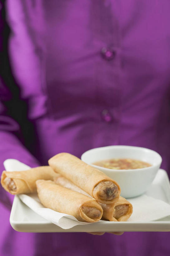 点心,东方人,一个人,站,捧,竖图,俯视,室内,特写,白天,餐具,亚洲,仅一个年轻女性,仅一个女性,仅一个人,阴影,服装,反射,碟子,盘,影子,陶瓷,调料,酱料,酱汁,佐料,料理,食品,面点,陶瓷制品,调味品,调味料,休闲装,黄种人,酱,春卷,美食,食物,衣服,紫色,盘子,容器,碟,碗,站着,四个,休闲,休闲服,中式,服饰,储藏,储存,薄饼,春饼,年轻女性,女人,女性,亚洲人,端,端着,捧着,手捧,站立,半身,彩图,高角度拍摄,贮存