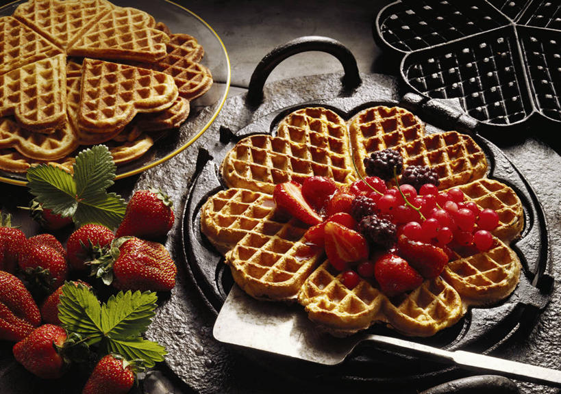 无人,横图,俯视,室内,特写,白天,餐桌,桌子,草莓,浆果,餐具,水果,一堆,许多,阴影,堆叠,堆积,灰色背景,新鲜,反射,木制,铲子,碟子,盘,影子,灯笼果,生食,食品,果实,食物,红色,盘子,木制品,碟,摄影,有机食品,绿色食品,影棚,餐台,堆,红醋栗,华夫饼,窝夫,格子饼,华夫,格仔饼,压花蛋饼,洋莓,水果皇后,红莓,地莓,醋栗,彩图,高角度拍摄,影棚拍摄,拍摄