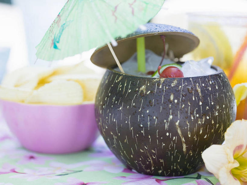 无人,横图,俯视,室内,特写,白天,餐桌,桌子,椰子,樱桃,水果,许多,阴影,朦胧,模糊,新鲜,装饰,反射,伞,影子,纸伞,冰,生食,冰块,食品,果实,冷冻,食物,寒冷,有机食品,绿色食品,冷藏,餐台,华丽,修饰,点缀,冰冷,小伞,衬托,美观,雅致,雅观,大椰,胥余,椰瓢,越王头,保鲜,鸡尾酒伞,酒杯伞,伞签,樱珠,莺桃,英桃,楔桃,牛桃,荆桃,彩图,高角度拍摄