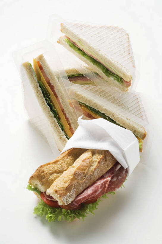 无人,竖图,俯视,室内,特写,白天,白色背景,烹饪,西餐,餐桌,桌子,蔬菜,切开,阴影,新鲜,反射,影子,生菜,莴苣,肉,三明治,料理,食品,火腿,猪肉,菜肴,美食,肉类,食物,腌制,快餐,切,西式,摄影,佳肴,有机食品,绿色食品,影棚,餐台,剖面,肉食,西式快餐,切面,三文治,豚肉,春菜,鹅仔菜,莴仔菜,千金菜,叶用莴苣,熏制,火肉,兰熏,猪腿,彩图,高角度拍摄,影棚拍摄,拍摄