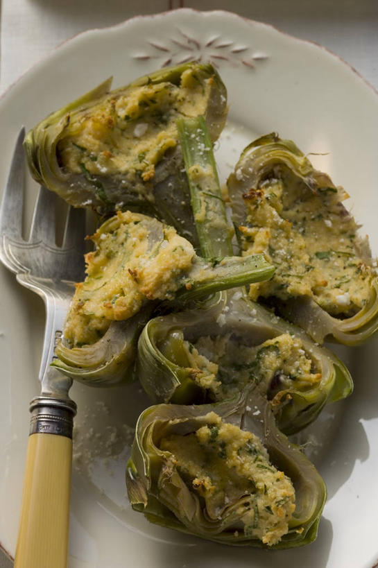 无人,竖图,俯视,室内,特写,白天,烹饪,西餐,餐桌,桌子,蔬菜,餐具,一把,许多,阴影,新鲜,反射,叉子,碟子,盘,影子,朝鲜蓟,调味,香料,佐料,料理,食品,菜肴,美食,食物,白色,盘子,碟,洋蓟,西式,摄影,佳肴,有机食品,绿色食品,影棚,餐台,配料,餐叉,作料,进餐用具,彩图,高角度拍摄,影棚拍摄,拍摄,菜蓟,法国百合,球洋蓟,蔬菜之皇,洋百合