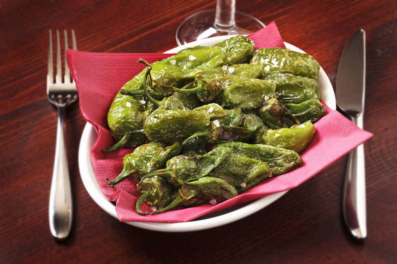 无人,横图,俯视,室内,特写,白天,餐桌,桌子,蔬菜,餐具,一堆,许多,阴影,堆叠,堆积,新鲜,反射,木制,叉子,刀叉,刀子,影子,陶瓷,青椒,食品,陶瓷制品,食物,绿色,木制品,容器,碗,摄影,有机食品,绿色食品,影棚,餐台,储藏,堆,储存,餐刀,餐叉,大椒,菜椒,进餐用具,甜椒,柿子椒,灯笼椒,彩图,高角度拍摄,影棚拍摄,拍摄,贮存