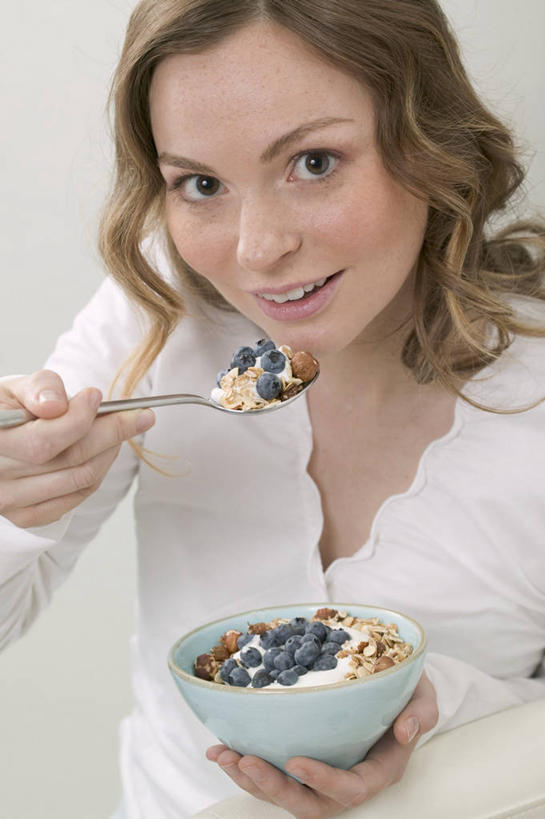 西方人,一个人,站,捧,笑,微笑,露齿笑,竖图,俯视,室内,白天,白色背景,早餐,浆果,蓝莓,水果,欧洲,欧洲人,仅一个年轻女性,仅一个女性,仅一个人,一堆,许多,阴影,堆叠,堆积,服装,新鲜,反射,影子,勺子,陶瓷,谷物,生食,食品,果实,陶瓷制品,注视,休闲装,美食,饮食,食物,一个,衣服,蓝色,容器,调羹,汤匙,碗,观察,看,站着,休闲,休闲服,保健,摄影,服饰,有机食品,绿色食品,影棚,单个,观看,储藏,堆,麦片,察看,储存,关注,燕麦片,年轻女性,女人,女性,白种人,山都柿,蓝浆果,蓝靛果,端,端着,捧着,手捧,站立,半身,彩图,高角度拍摄,影棚拍摄,拍摄,贮存