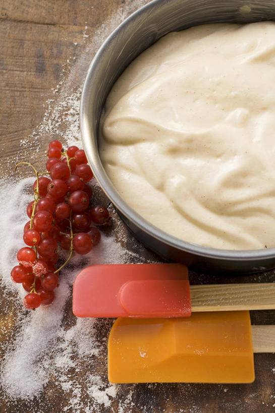 点心,无人,竖图,俯视,室内,特写,白天,下午茶,餐桌,桌子,浆果,水果,一串,阴影,新鲜,反射,木制,粉末,影子,灯笼果,面粉,生食,食品,果实,粮食,食物,糕点,红色,木制品,粉,摄影,有机食品,绿色食品,影棚,餐台,农产品,红醋栗,原材料,粉状,醋栗,彩图,高角度拍摄,影棚拍摄,拍摄,蛋糕