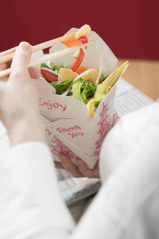 西方人,一个人,坐,竖图,俯视,室内,特写,白天,烹饪,中餐,餐桌,筷子,桌子,蔬菜,餐具,欧洲,欧洲人,仅一个年轻女性,仅一个女性,仅一个人,一堆,一双,许多,握,阴影,堆叠,堆积,服装,朦胧,模糊,新鲜,反射,影子,纸盒,料理,食品,休闲装,文化,传统,菜肴,美食,盒子,食物,一个,衣服,包装盒,休闲,休闲服,中式,握着,摄影,服饰,佳肴,有机食品,绿色食品,影棚,单个,餐台,堆,礼节,礼仪,年轻女性,女人,女性,白种人,进餐用具,坐着,半身,彩图,高角度拍摄,影棚拍摄,拍摄