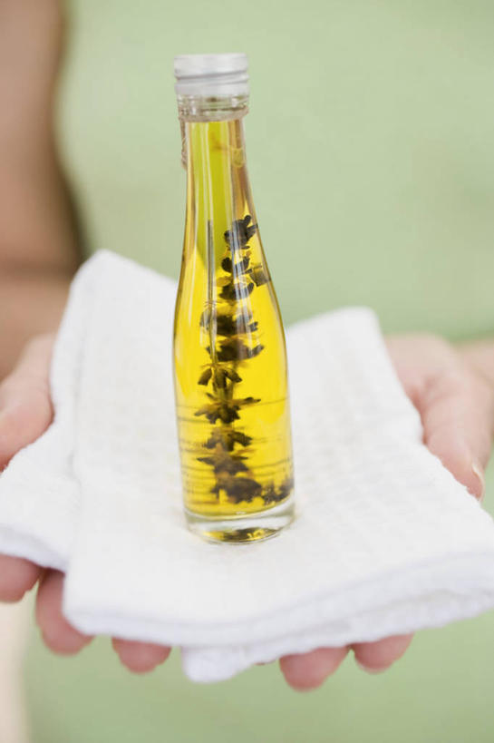 西方人,一个人,站,捧,竖图,俯视,室内,特写,白天,欧洲,欧洲人,仅一个年轻女性,仅一个女性,仅一个人,阴影,服装,反射,纺织物,影子,油,休闲装,玻璃制品,一个,衣服,白色,玻璃瓶,瓶子,毛巾,清洁,站着,休闲,休闲服,摄影,服饰,影棚,单个,保暖,透气,防水,储水,耐磨,吸水,年轻女性,女人,女性,白种人,端,端着,捧着,手捧,站立,半身,彩图,高角度拍摄,影棚拍摄,拍摄