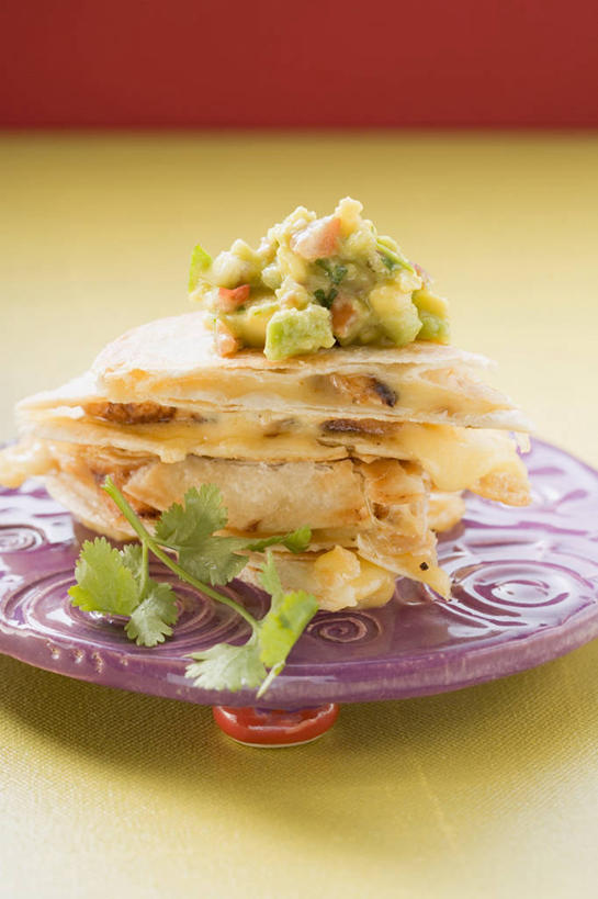 点心,奶酪,无人,竖图,俯视,室内,特写,白天,餐桌,桌子,餐具,阴影,朦胧,模糊,反射,碟子,盘,影子,调料,鸡肉,酱料,酱汁,肉,佐料,干酪,起司,食品,调味品,芝士,营养,调味料,文化,酱,饼,小吃,肉类,食物,糕点,一个,盘子,碟,甜食,乳酪,摄影,影棚,单个,餐台,乳制品,发酵,肉食,玉米饼,彩图,高角度拍摄,影棚拍摄,拍摄