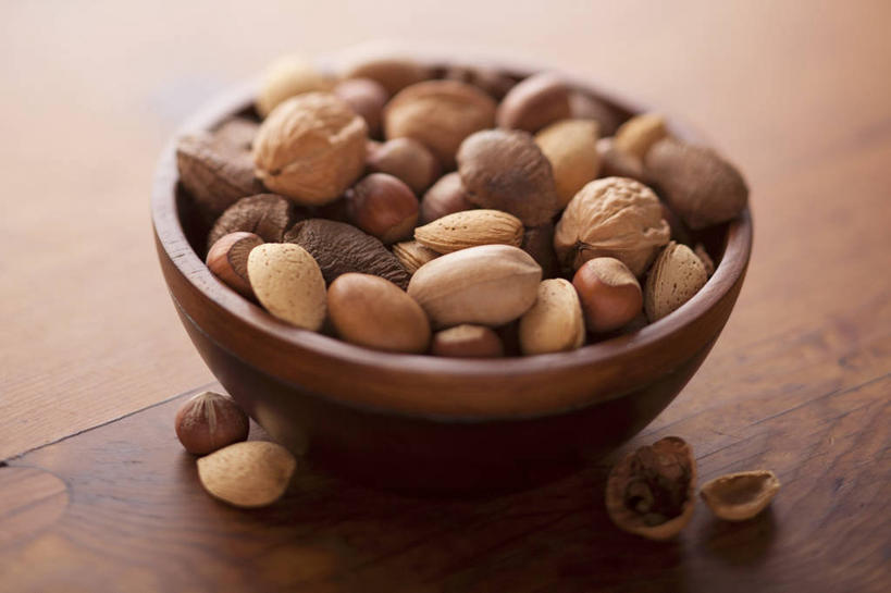 无人,横图,俯视,室内,特写,白天,餐桌,桌子,杏仁,一堆,许多,阴影,堆叠,堆积,朦胧,模糊,反射,木制,影子,木制品,容器,碗,餐台,储藏,堆,储存,杏子,杏梅仁,杏核仁,木落子,苦杏仁,彩图,高角度拍摄,贮存