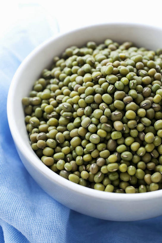 无人,竖图,俯视,室内,特写,白天,植物,餐桌,桌子,豆,大豆,蔬菜,一堆,许多,阴影,堆叠,堆积,新鲜,反射,布料,影子,陶瓷,豆类,豆子,毛豆,食品,陶瓷制品,布纹,桌布,食物,一个,蓝色,白色,餐巾,容器,台布,碗,摄影,有机食品,绿色食品,影棚,单个,餐台,储藏,堆,储存,豆科,枝豆,黄豆,彩图,高角度拍摄,影棚拍摄,拍摄,贮存