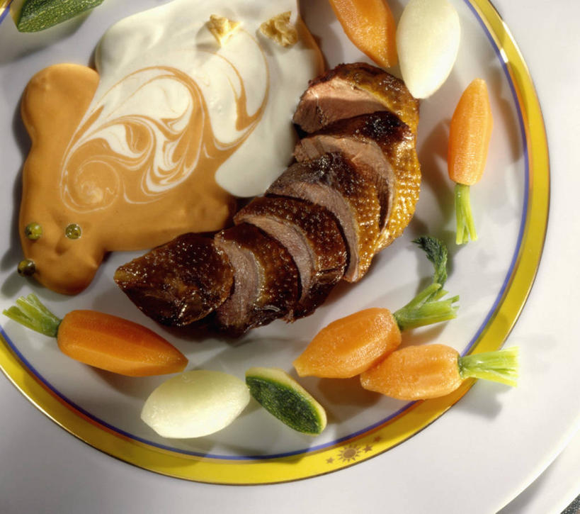 无人,横图,俯视,室内,特写,白天,烹饪,西餐,餐桌,桌子,萝卜,胡萝卜,蔬菜,餐具,切开,阴影,新鲜,反射,碟子,盘,影子,调料,酱料,酱汁,肉,佐料,料理,食品,调味品,调味料,鸭肉,酱,菜肴,美食,肉类,食物,一个,白色,盘子,碟,切,橙色,西式,摄影,佳肴,有机食品,绿色食品,影棚,单个,餐台,剖面,肉食,切面,红萝卜,甘荀,彩图,高角度拍摄,影棚拍摄,拍摄