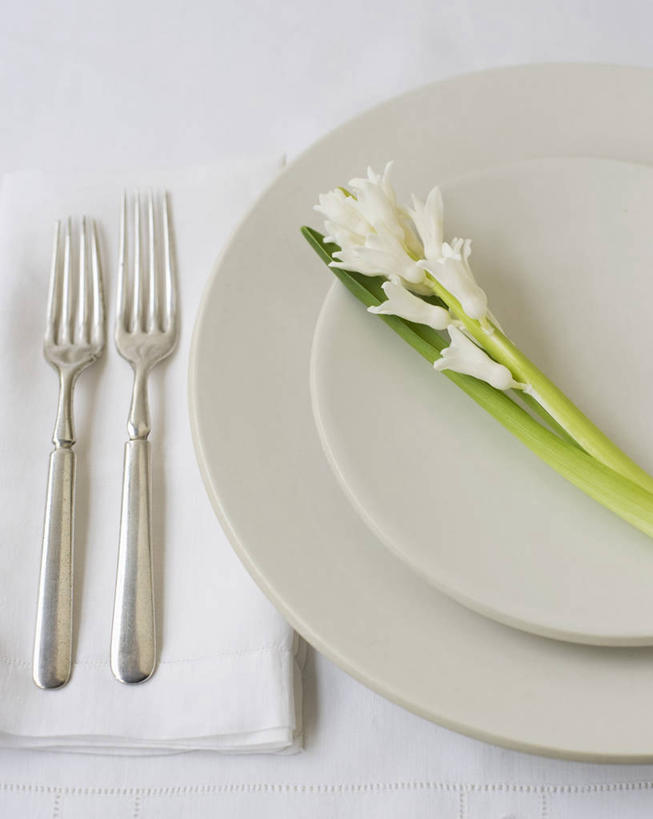 无人,竖图,俯视,室内,特写,白天,白色背景,餐桌,桌子,餐具,阴影,盛开,反射,布料,叉子,碟子,盘,影子,两把,花蕾,布纹,桌布,花,花瓣,花朵,鲜花,两个,白色,盘子,餐巾,碟,台布,花苞,花蕊,摄影,影棚,餐台,餐叉,进餐用具,彩图,高角度拍摄,影棚拍摄,拍摄