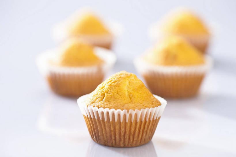 点心,无人,横图,俯视,室内,特写,白天,白色背景,下午茶,餐桌,桌子,五个,许多,阴影,朦胧,模糊,反射,影子,食品,松饼,食物,糕点,摄影,影棚,餐台,纸托,玛芬蛋糕,蛋糕托,蛋糕托纸,蛋糕纸托,彩图,高角度拍摄,影棚拍摄,拍摄