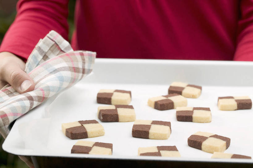 点心,西方人,手,一个人,横图,俯视,室内,特写,白天,餐具,欧洲,欧洲人,仅一个年轻女性,仅一个女性,仅一个人,许多,握,阴影,服装,反射,布料,碟子,盘,影子,食品,曲奇,布纹,休闲装,桌布,食物,排列,一个,衣服,红色,白色,盘子,餐巾,碟,台布,饼干,零食,休闲,手部,休闲服,握着,服饰,单个,单手,曲奇饼,曲奇饼干,摆列,年轻女性,女人,女性,白种人,半身,彩图,高角度拍摄,布列,分列