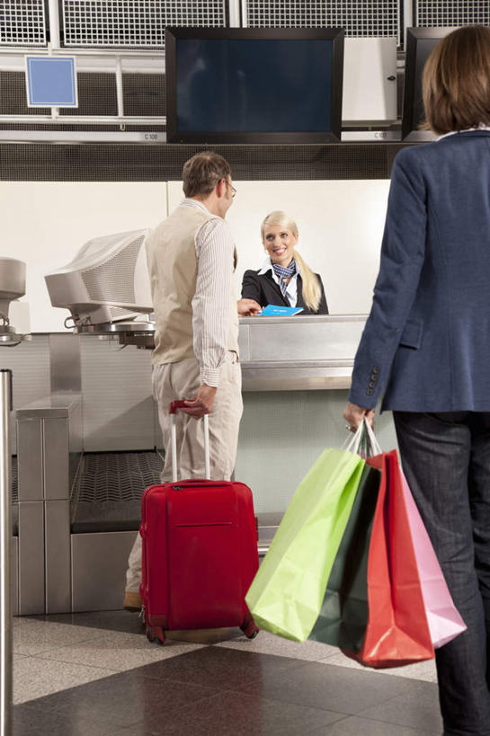 西方人,背部,三个人,前台,机场,站,笑,微笑,竖图,室内,白天,正面,购物,消费,电脑,显示器,鼠标,键盘,飞机场,袋子,欧洲,欧洲人,握,网络,包装袋,瓷砖,地砖,拉杆箱,旅行箱,屏幕,手提袋,墙,购物袋,地面,拿,拎,拿着,注视,输入设备,通讯设备,显示屏,墙壁,墙面,红色,绿色,行李箱,箱子,观察,看,站着,服务台,台式电脑,握着,金融,观看,出差,察看,购买,关注,通信设备,登记,贸易,输出设备,男人,男性,年轻女性,女人,女性,中年男性,白种人,航空站,空港,站立,半身,彩图,旅行,帮助台,呼叫台,拎着