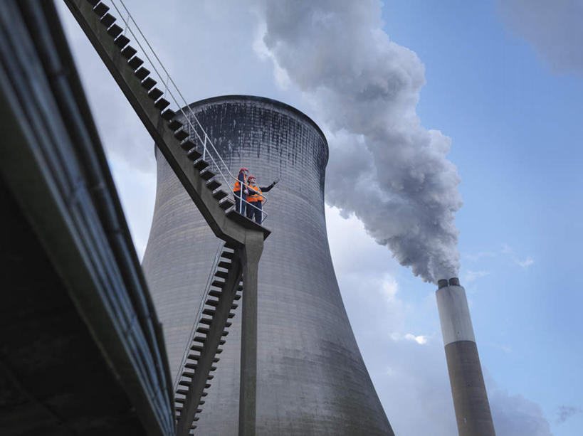 西方人,两个人,伙伴,朋友,机修工,站,说,横图,室外,白天,仰视,工作服,制服,讨论,友谊,合作,团队,楼梯,帽子,欧洲,欧洲人,指,阴影,环保,光线,头盔,影子,阶梯,烟雾,云,云朵,云彩,指点,台阶,工人,蓝色,白云,蓝天,天空,阳光,安全帽,天,站着,橙色,发电厂,发电站,战略,伸直,排放,能源,晴朗,污染,回收,资源,核电站,核能,伸出,指向,利用,低碳,循环,冷却塔,联合,合谋,工作制服,持续,冷却,空气污染,核电厂,交流,配合,协作,男人,男性,年轻男性,白种人,机械师,机修工人,晴空,沟通,讲话,交谈,商讨,说话,谈话,站立,彩图,低角度拍摄,全身,工作套服,安全服,反光背心,反光服,反光衣,凉水塔