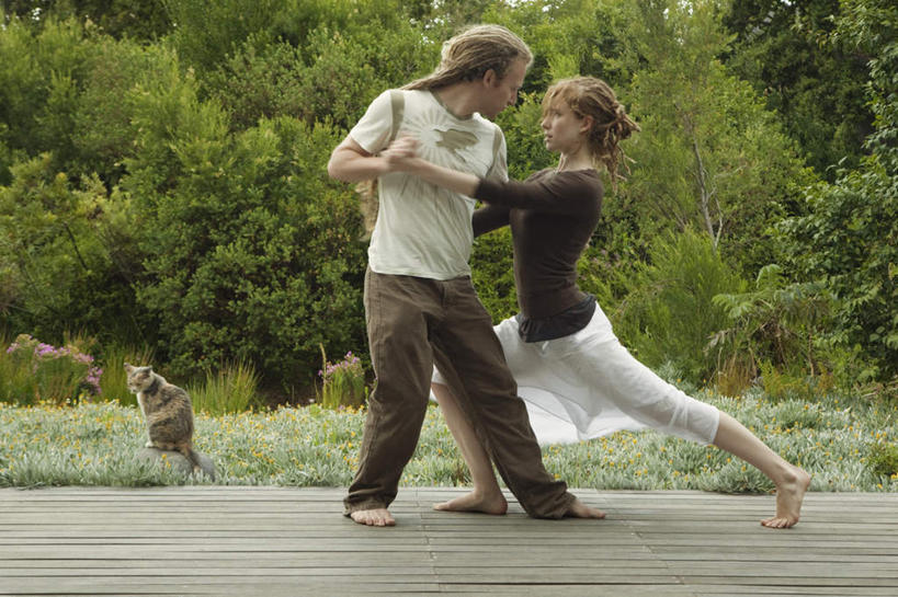 西方人,两个人,伙伴,朋友,跳舞者,站,握手,横图,室外,白天,正面,跳舞,友谊,合作,团队,草地,草坪,植物,地板,宠物,猫,欧洲,欧洲人,阴影,服装,光线,影子,地面,扭头,注视,休闲装,木地板,相视,草,树,树木,一只,衣服,绿色,阳光,自然,动物,观察,看,站着,转头,休闲,面对面,休闲服,可爱,战略,服饰,生长,成长,观看,张开双腿,对视,察看,互视,关注,相对,舞姿,猫咪,相看,联合,合谋,展开双腿,配合,协作,男人,男性,年轻男性,年轻女性,女人,女性,白种人,舞蹈家,舞蹈演员,舞者,搀手,拉手,手搀手,手拉手,手牵手,手握手,站立,彩图,全身,舞蹈,伸展双腿