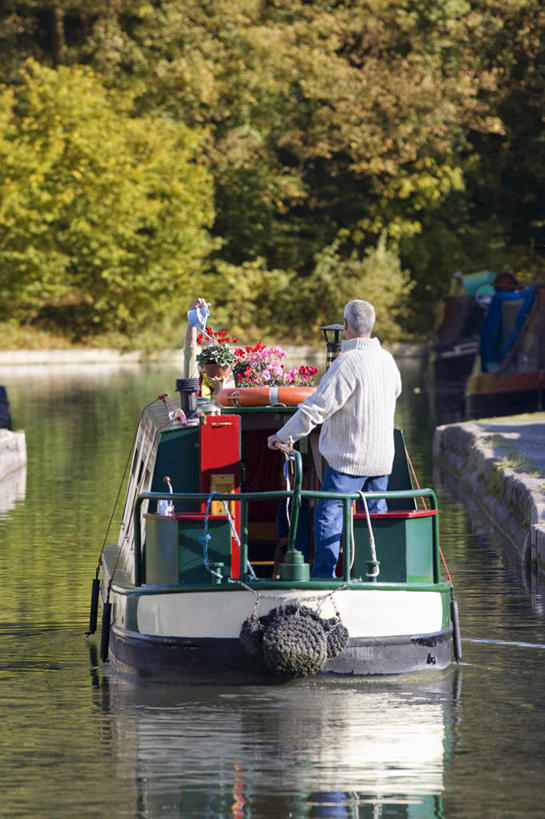 西方人,一个人,站,竖图,室外,白天,河流,水,植物,轮船,船,欧洲,欧洲人,仅一个男性,仅一个人,仅一个中年男性,握,阴影,服装,光线,影子,河水,水流,拿,拿着,注视,休闲装,树,树木,背面,衣服,绿色,阳光,自然,交通工具,观察,看,站着,休闲,休闲服,握着,服饰,生长,成长,观看,察看,关注,载具,男人,男性,中年男性,白种人,站立,彩图,全身
