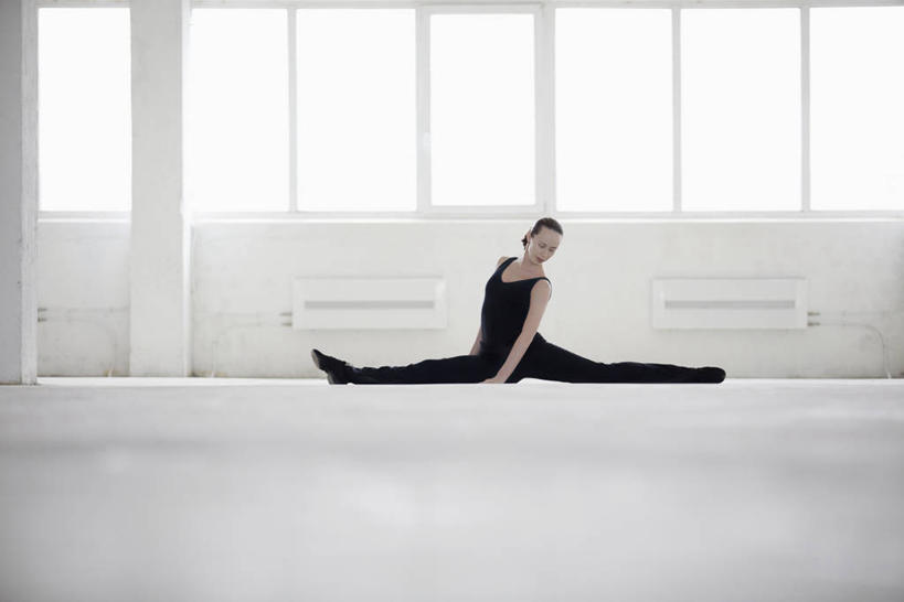 西方人,一个人,跳舞者,健身房,坐,横图,室内,白天,正面,窗户,欧洲,欧洲人,仅一个年轻女性,仅一个女性,仅一个人,服装,背心,瓷砖,地砖,墙,地面,扭头,注视,玻璃窗,墙壁,墙面,衣服,低头,观察,看,转头,劈叉,服饰,劈腿,观看,张开双腿,察看,衣着,穿着,关注,舞蹈房,练功房,衣饰,展开双腿,年轻女性,女人,女性,白种人,舞蹈家,舞蹈演员,舞者,坐着,彩图,全身,健身馆,伸展双腿