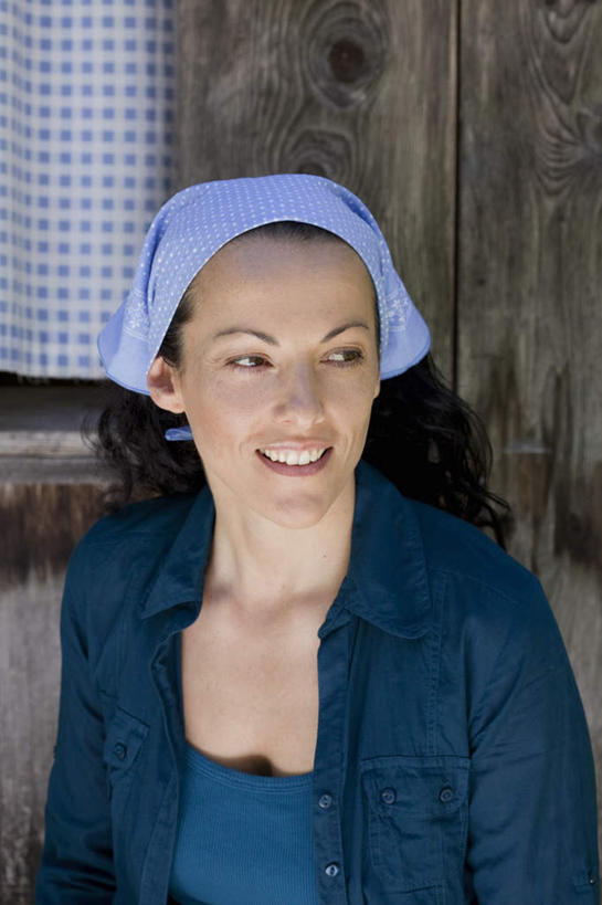 西方人,一个人,站,笑,微笑,露齿笑,竖图,室外,白天,正面,生活用品,欧洲,欧洲人,仅一个女性,仅一个人,阴影,服装,环保,光线,影子,墙,手帕,注视,休闲装,手绢,墙壁,墙面,衣服,蓝色,阳光,日用品,观察,看,站着,仅一个中年女性,休闲,休闲服,服饰,观看,察看,关注,美观,女人,女性,中年女性,白种人,站立,半身,彩图