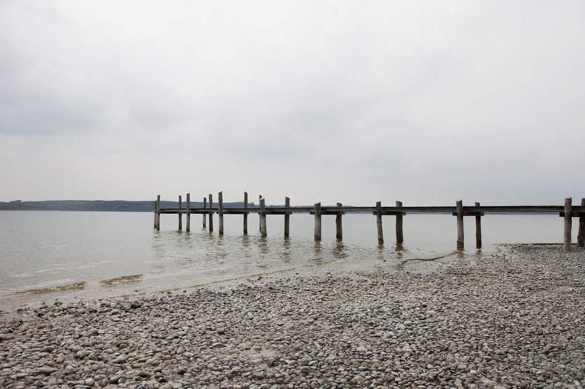无人,横图,室外,白天,正面,旅游,度假,海浪,海洋,美景,沙滩,德国,欧洲,阴影,光线,木板,沙子,影子,海岸,景观,浪花,乌云,云,阴天,云朵,桥,木桥,沙地,云彩,娱乐,栈桥,天空,阳光,自然,海水,天,享受,休闲,景色,放松,人行桥,木板桥,淡水湖,昏暗,阴沉,西欧,自然风光,海景,德意志联邦共和国,巴伐利亚,巴伐利亚州,拜恩州,拜恩自由州,阿默尔湖,阿默湖,大海,风浪,海,海水的波动,海滩,近岸浪,涌浪,彩图