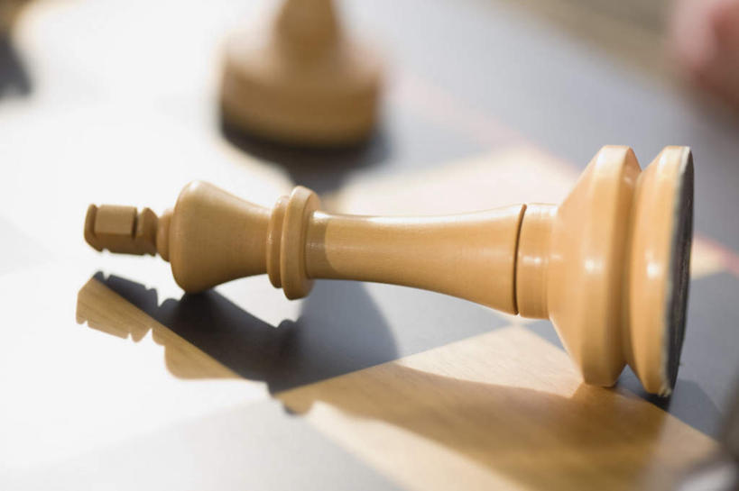 无人,横图,俯视,室内,特写,白天,游戏,快乐,比赛,竞争,静物,阴影,朦胧,模糊,反射,影子,玩,娱乐,两个,象棋,休闲,棋子,国际象棋,益智,活动,国王,发泄,消遣,智力,宣泄,玩耍,嬉戏,彩图,高角度拍摄,王