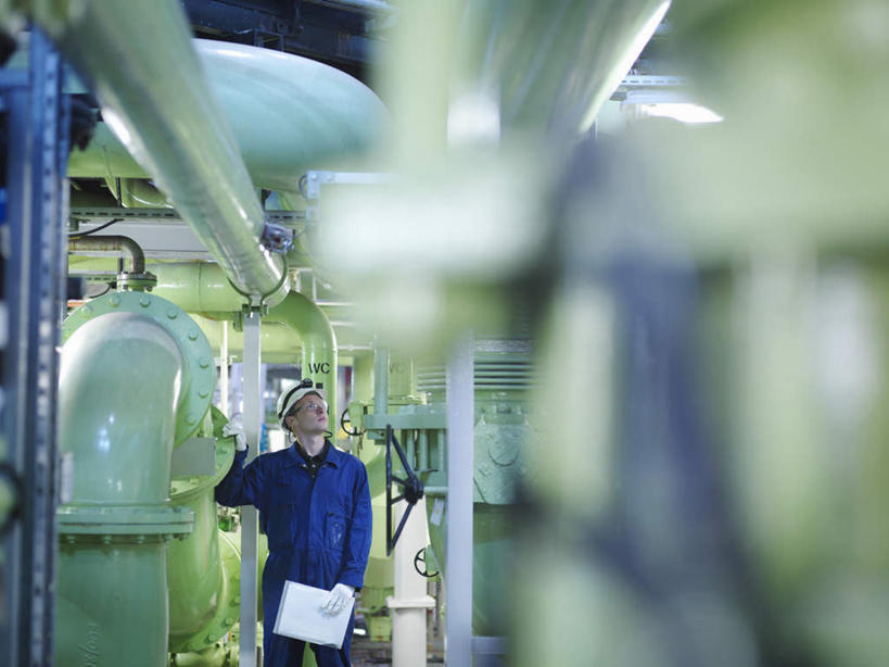 西方人,一个人,工程师,建筑工人,建筑师,站,举,横图,室内,白天,正面,工作服,制服,安全,帽子,金属制品,欧洲,欧洲人,仅一个男性,仅一个人,握,阴影,检查,朦胧,模糊,反射,金属,管子,头盔,影子,防护,拿,拿着,注视,管道,仅一个年轻男性,蓝色,白色,安全帽,手套,观察,看,托,站着,发电厂,发电站,握着,观看,保护,核电站,核能,察看,关注,保险,记录板,记事板,保全,周全,安稳,安定,防护手套,搜检,工作制服,查察,查抄,检察,审查,核电厂,平安,男人,男性,年轻男性,白种人,技师,建筑工,建筑设计师,举起,举手,举着,抬头,向上举,向上伸,向上托,仰头,站立,半身,彩图,工作套服