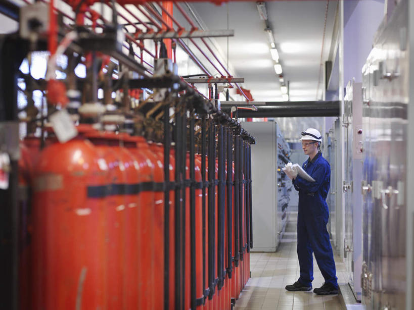 西方人,一个人,工程师,建筑工人,建筑师,站,举,横图,室内,白天,侧面,工作服,制服,安全,帽子,金属制品,欧洲,欧洲人,仅一个男性,仅一个人,一排,握,阴影,检查,整齐,反射,金属,管子,头盔,影子,防护,拿,拿着,注视,管道,排列,仅一个年轻男性,红色,蓝色,白色,安全帽,容器,手套,观察,看,托,站着,油罐,储油罐,发电厂,发电站,握着,观看,储藏,保护,核电站,核能,察看,储存,队列,关注,保险,记录板,记事板,保全,周全,安稳,安定,防护手套,搜检,工作制服,查察,查抄,检察,审查,核电厂,存油罐,贮油罐,平安,男人,男性,年轻男性,白种人,技师,建筑工,建筑设计师,举起,举手,举着,向上举,向上伸,向上托,站立,彩图,全身,工作套服,贮存