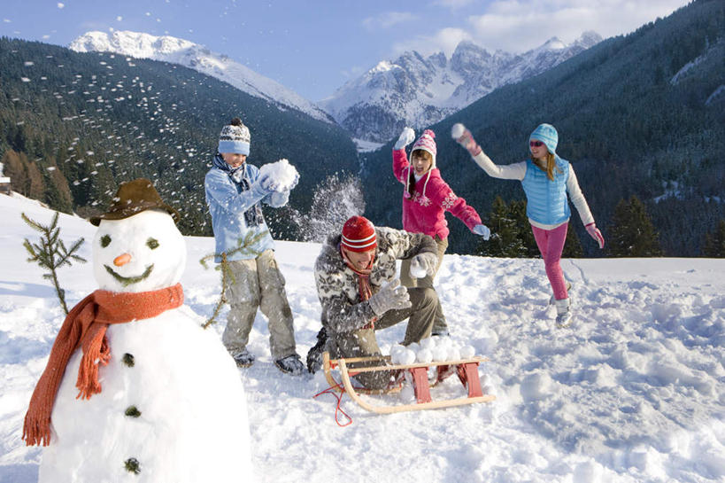 西方人,儿童,中年人,四个人,家庭,夫妻,母亲,父亲,女儿,儿子,站,投,横图,室外,白天,正面,爱情,旅游,度假,游戏,纯洁,安全,美景,山,雪,雪山,大雪,帽子,欧洲,欧洲人,一辆,阴影,飞溅,服装,装饰,溅,光线,影子,冰,积雪,景观,山峰,雪景,雪人,冬季,冬天,防护,山峦,浪漫,玩,注视,休闲装,娱乐,车,小孩,衣服,蓝色,蓝天,天空,阳光,自然,手套,围巾,交通工具,天,观察,看,站着,享受,休闲,温暖,温馨,父女,父子,母女,母子,一家人,休闲服,景色,恩爱,放松,父爱,寒冷,可爱,母爱,童年,童趣,恋人,服饰,晴朗,围脖,观看,活动,保暖,保护,华丽,雪橇,点缀,和睦,察看,冰冷,御寒,发泄,关注,喷洒,消遣,智力,自然风光,载具,保险,雪橇车,打雪仗,童真,烂漫,无邪,万里无云,宣泄,保全,周全,安稳,安定,衬托,美观,雅致,雅观,编织帽,防护手套,严寒,冰凉,酷寒,凛冽,凛凛,极冷,平安,天真,男孩,男人,男性,女孩,女人,女性,中年男性,中年女性,白种人,孩子,夫妇,情侣,晴空,晴空万里,抛,扔,撒,玩耍,嬉戏,站立,掷,彩图,全身,雪仗,伴侣,融洽,男生,女生,拟人