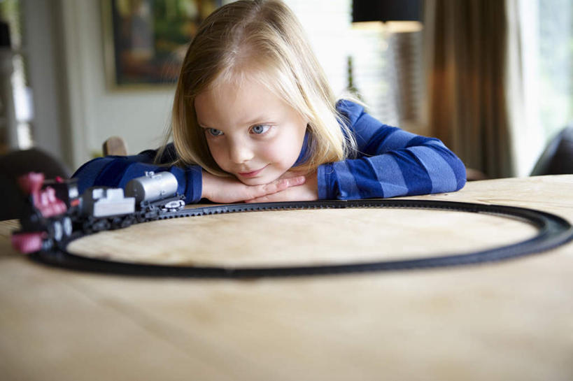 西方人,儿童,一个人,客厅,笑,微笑,横图,室内,白天,正面,游戏,纯洁,窗帘,床,地板,沙发,火车,玩具,照明,欧洲,欧洲人,仅一个女性,仅一个人,服装,朦胧,模糊,装饰,灯光,床单,地面,玩,注视,休闲装,娱乐,被子,木地板,车,灯,小孩,衣服,帘子,灯具,落地灯,交通工具,观察,看,趴着,仅一个小孩,休闲,休闲服,遮阳,可爱,童年,童趣,益智,服饰,单人床,观看,活动,华丽,修饰,照亮,点缀,察看,起居室,被单,照明设备,发泄,关注,消遣,智力,载具,布艺沙发,童真,烂漫,无邪,宣泄,衬托,美观,雅致,雅观,客堂,天真,女孩,女人,女性,白种人,孩子,趴,玩耍,嬉戏,彩图,全身,女生