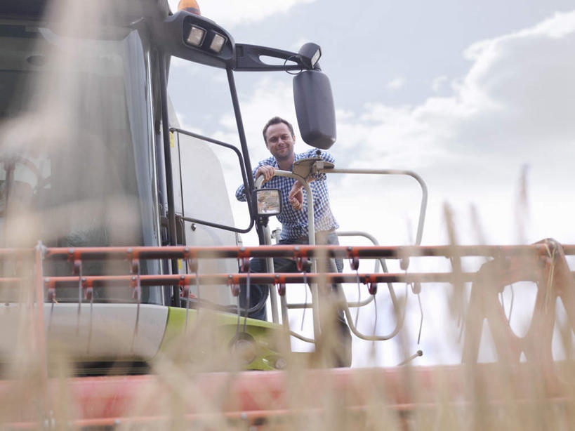 西方人,一个人,农民,农田,站,室外,白天,仰视,庄稼,农作物,收割,欧洲,欧洲人,仅一个男性,仅一个人,仅一个中年男性,服装,工具,云,云朵,麦田,云彩,注视,休闲装,衣服,蓝色,白云,蓝天,天空,天,观察,看,靠,靠着,站着,休闲,休闲服,服饰,晴朗,观看,察看,关注,收割机,农具,脱粒,男人,男性,中年男性,白种人,晴空,佃农,农场主,农夫,农工,乡下人,小农,庄稼人,站立,低角度拍摄,全身,耕地,庄稼田