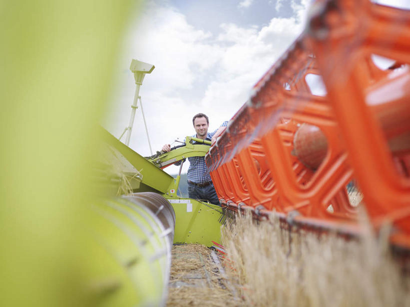 西方人,一个人,农民,农田,站,横图,室外,白天,仰视,庄稼,农作物,收割,欧洲,欧洲人,仅一个男性,仅一个人,仅一个中年男性,服装,朦胧,模糊,工具,云,云朵,麦田,云彩,注视,休闲装,衣服,蓝色,白云,蓝天,天空,天,观察,看,靠,靠着,站着,休闲,休闲服,服饰,晴朗,观看,察看,关注,收割机,农具,脱粒,男人,男性,中年男性,白种人,晴空,佃农,农场主,农夫,农工,乡下人,小农,庄稼人,站立,半身,彩图,低角度拍摄,耕地,庄稼田