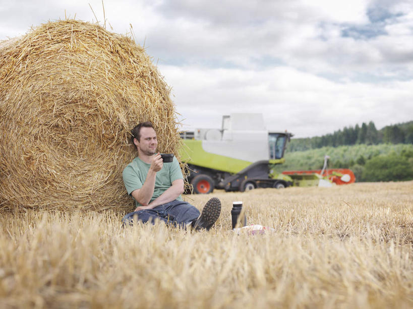 咖啡,西方人,一个人,农民,农田,坐,横图,室外,白天,正面,幸福,庄稼,农作物,收割,植物,杯子,欧洲,欧洲人,仅一个男性,仅一个人,仅一个中年男性,握,服装,瓷器,工具,云,云朵,干草,咖啡杯,陶瓷制品,拿,麦田,云彩,拿着,休闲装,娱乐,树,树木,饮料,衣服,蓝色,绿色,白云,蓝天,天空,自然,草垛,天,靠,靠着,享受,休闲,温馨,休闲服,放松,乐趣,握着,服饰,生长,晴朗,成长,提神,舒适,瓷杯,醒脑,收割机,农具,软饮料,脱粒,干草垛,男人,男性,中年男性,白种人,晴空,佃农,农场主,农夫,农工,乡下人,小农,庄稼人,坐着,彩图,全身,耕地,庄稼田
