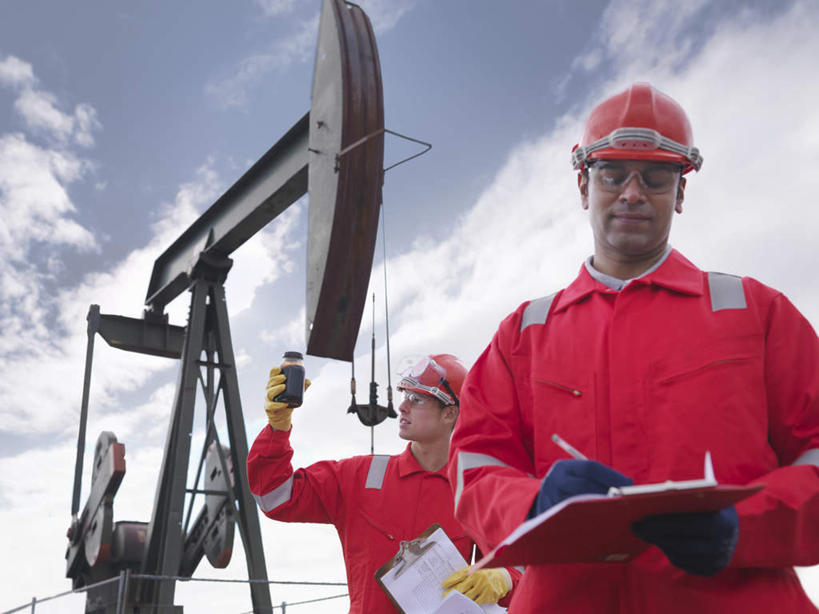 西方人,两个人,伙伴,朋友,站,横图,室外,白天,仰视,工作服,制服,友谊,合作,团队,石油,技术,建筑,帽子,欧洲,欧洲人,握,材料,档案,罐子,头盔,文件,纸,云,云朵,拿,云彩,拿着,注视,设备,玻璃制品,施工,红色,蓝色,白云,蓝天,天空,安全帽,玻璃瓶,瓶子,手稿,资料,天,观察,看,站着,机械,起重机,战略,握着,晴朗,观看,证明,工程,察看,关注,文档,油井,钻井,钻井平台,联合,合谋,工作制服,煤油,配合,协作,男人,男性,年轻男性,中年男性,白种人,晴空,站立,半身,彩图,低角度拍摄,工作套服