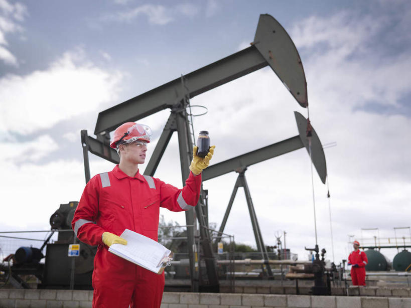 西方人,两个人,伙伴,朋友,站,举,横图,室外,白天,仰视,工作服,制服,友谊,合作,团队,石油,技术,建筑,帽子,欧洲人,握,材料,档案,罐子,头盔,文件,纸,云,云朵,拿,云彩,拿着,注视,设备,玻璃制品,施工,红色,蓝色,白云,蓝天,天空,安全帽,玻璃瓶,瓶子,手稿,资料,天,观察,看,托,站着,机械,起重机,战略,握着,晴朗,观看,证明,工程,察看,关注,文档,油井,钻井,钻井平台,联合,合谋,工作制服,煤油,配合,协作,男人,男性,年轻男性,中年男性,白种人,晴空,举起,举手,举着,向上举,向上伸,向上托,站立,半身,彩图,低角度拍摄,工作套服