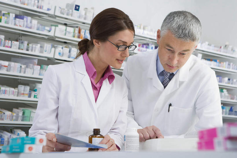 西方人,两个人,伙伴,朋友,药剂师,站,笑,微笑,横图,室内,白天,仰视,友谊,安全,合作,团队,柜子,欧洲,欧洲人,一排,许多,握,指,朦胧,模糊,整齐,眼镜,药剂,药瓶,防护,拿,拿着,注视,方向,排列,白色,白纸,药方,药品,橱柜,观察,看,手势,站着,战略,治疗,握着,药房,观看,保护,药物,察看,医疗,指向,食指,白大褂,队列,关注,保险,预防,近视眼镜,联合,合谋,配合,平安,协作,男人,男性,年轻女性,女人,女性,中年男性,白种人,配药师,站立,半身,彩图,低角度拍摄,处方