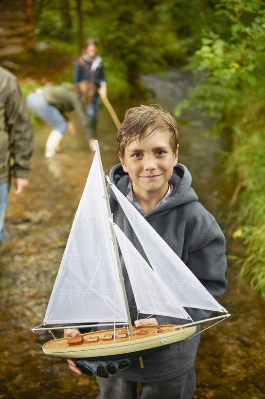 帆船,西方人,儿童,一个人,站,捧,笑,微笑,竖图,室外,白天,正面,游戏,纯洁,草地,草坪,植物,船,玩具,欧洲,欧洲人,仅一个男性,仅一个人,服装,朦胧,模糊,玩,注视,休闲装,娱乐,草,树,树木,小孩,衣服,绿色,自然,模型,交通工具,观察,看,站着,仅一个小孩,休闲,休闲服,连帽衫,可爱,童年,童趣,益智,服饰,生长,成长,观看,活动,察看,发泄,关注,消遣,智力,载具,帽衫,航模,童真,烂漫,无邪,宣泄,天真,男孩,男人,男性,白种人,孩子,端,端着,捧着,手捧,玩耍,嬉戏,站立,半身,彩图,男生