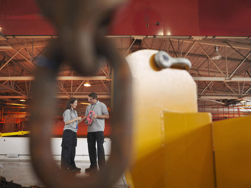 西方人,两个人,伙伴,朋友,科学家,站,说,横图,室内,白天,正面,工作服,制服,讨论,友谊,合作,团队,机器,欧洲,欧洲人,朦胧,模糊,仓库,手势,站着,机械,战略,能源,铁环,锁链,链条,核能,束缚,科研人员,限制,研究者,科学研究者,联合,合谋,约束,工作制服,交流,配合,协作,男人,男性,女人,女性,中年男性,中年女性,白种人,科学工作者,沟通,讲话,交谈,商讨,说话,谈话,站立,彩图,全身,工作套服