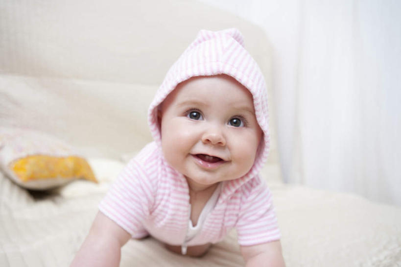 西方人,婴儿,儿童,一个人,笑,微笑,横图,室内,白天,正面,婴儿服装,纯洁,安全,床,卧室,欧洲,欧洲人,仅一个人,朦胧,模糊,注视,小孩,粉色,观察,看,趴着,舒服,可爱,单人床,活泼,婴儿用品,观看,婴儿床,保护,察看,舒适,关注,宝宝,纯真,烂漫,无邪,婴儿房,伶俐,天真,白种人,孩子,趴,半身,彩图,婴儿服,睡房,卧房