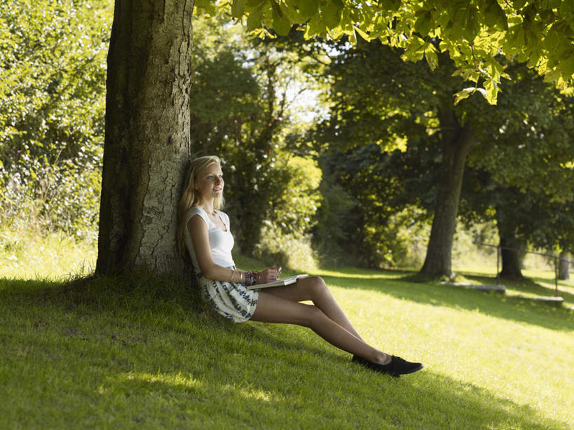 西方人,一个人,坐,横图,室外,白天,侧面,裙子,草地,草坪,植物,书籍,欧洲,欧洲人,仅一个年轻女性,仅一个女性,仅一个人,握,阴影,光线,影子,拿,拿着,注视,草,树,树木,绿色,阳光,自然,观察,看,靠,靠着,休息,握着,短裙,生长,成长,观看,半身裙,察看,关注,年轻女性,女人,女性,白种人,书,图书,坐着,彩图,全身