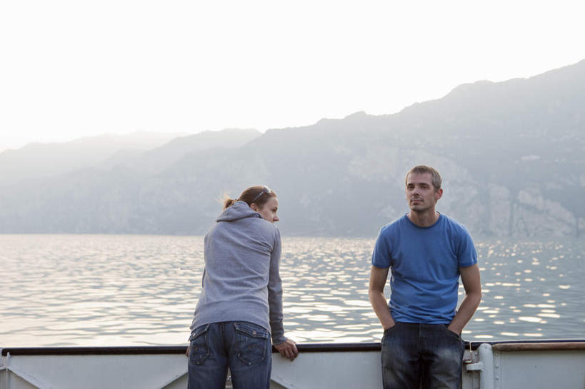 西方人,背部,两个人,夫妻,站,笑,微笑,露齿笑,横图,室外,白天,正面,爱情,湖,湖泊,山,水,船,欧洲,欧洲人,一艘,停靠,阴影,服装,光线,影子,湖面,山峰,水流,水面,游艇,山峦,浪漫,注视,休闲装,衣服,蓝色,倒影,天空,阳光,交通工具,湖水,天,观察,看,站着,休闲,温暖,温馨,休闲服,连帽衫,恩爱,恋人,服饰,观看,波光粼粼,和睦,察看,倒映,双手插袋,关注,停泊,载具,手插袋,帽衫,双手抄兜,双手放兜,反照,男人,男性,女人,女性,中年男性,中年女性,白种人,夫妇,情侣,插兜,两手抄兜,两手放兜,手插兜,手放口袋,站立,半身,彩图,伴侣,融洽,手抄兜