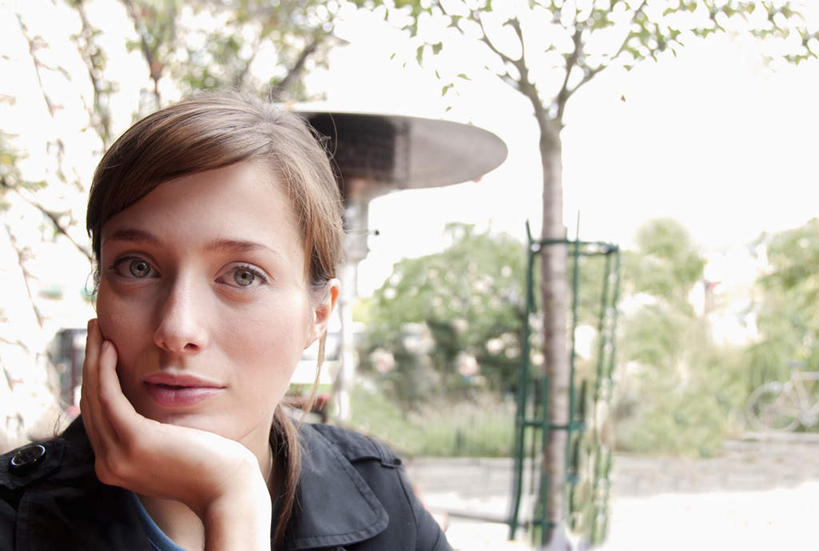 西方人,脸,头,脸颊,一个人,坐,笑,微笑,横图,室外,特写,白天,正面,植物,路灯,照明,欧洲,欧洲人,仅一个年轻女性,仅一个女性,仅一个人,撑,阴影,服装,反射,影子,灯光,托腮,注视,休闲装,灯,树,树木,衣服,绿色,天空,自然,天,观察,看,托,休闲,休闲服,服饰,生长,成长,观看,照亮,察看,照明设备,关注,托下巴,年轻女性,女人,女性,白种人,头部,脸部,脸蛋,面部,坐着,半身,彩图