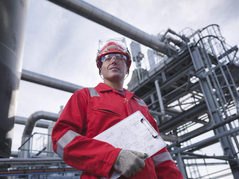 西方人,一个人,站,横图,室外,白天,仰视,工作服,制服,安全,帽子,欧洲,欧洲人,仅一个男性,仅一个人,仅一个中年男性,握,材料,档案,头盔,文件,眼镜,纸,云,云朵,防护,拿,云彩,拿着,注视,蓝色,白云,蓝天,天空,安全帽,容器,手稿,资料,天,观察,看,站着,油罐,储油罐,握着,晴朗,观看,储藏,护目镜,保护,证明,察看,储存,关注,文档,保险,保全,周全,安稳,安定,安全防护眼镜,工作制服,存油罐,贮油罐,平安,男人,男性,中年男性,白种人,晴空,站立,半身,彩图,低角度拍摄,工作套服,安全服,反光背心,反光服,反光衣,贮存,防护眼镜