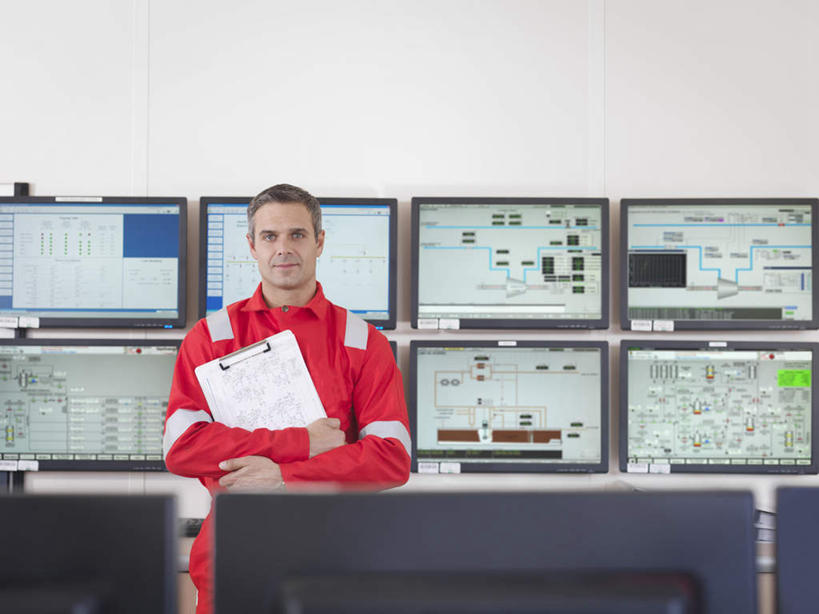 西方人,一个人,站,横图,室内,白天,正面,工作服,制服,显示器,欧洲,欧洲人,仅一个男性,仅一个人,仅一个中年男性,握,材料,档案,屏幕,文件,纸,墙,拿,拿着,注视,显示屏,墙壁,墙面,手稿,资料,观察,看,站着,握着,观看,证明,察看,关注,文档,输出设备,工作制服,男人,男性,中年男性,白种人,站立,半身,彩图,工作套服,安全服,反光背心,反光服,反光衣