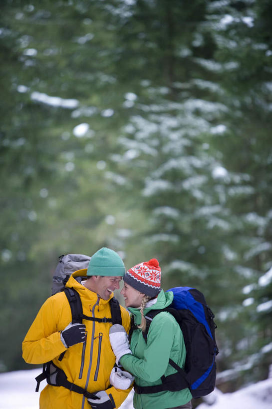 西方人,中年人,两个人,家庭,夫妻,站,笑,微笑,竖图,室外,白天,正面,爱情,雪,植物,大雪,帽子,欧洲,欧洲人,服装,包,积雪,雪景,冬季,冬天,浪漫,旅行包,注视,树,树木,衣服,绿色,自然,背包,观察,看,站着,温暖,温馨,一家人,恩爱,寒冷,恋人,服饰,生长,成长,观看,保暖,和睦,察看,御寒,关注,滑雪服,棉帽,严寒,旅游包,竞技服,旅游服,冬装,男人,男性,女人,女性,中年男性,中年女性,白种人,夫妇,情侣,站立,半身,彩图,伴侣,融洽,双肩包