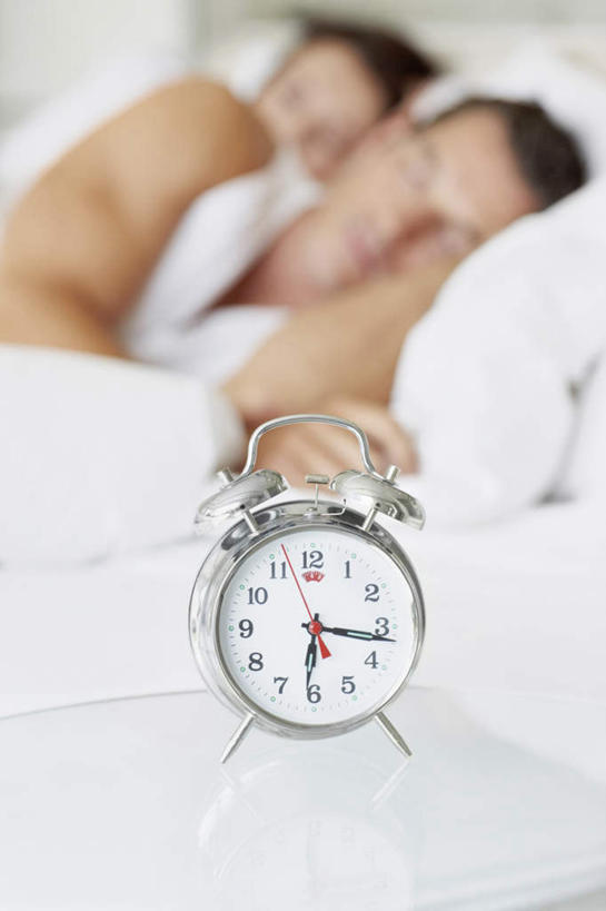 西方人,中年人,两个人,家庭,夫妻,躺,闭眼,睡,竖图,室内,白天,正面,爱情,床,靠垫,卧室,桌面,桌子,闹钟,欧洲,欧洲人,睡衣,朦胧,模糊,时间,木制,时钟,双人床,床单,靠枕,浪漫,计时,被子,木制品,垫子,枕头,钟表,温暖,温馨,一家人,表,恩爱,恋人,和睦,被单,寝衣,卧着,男人,男性,女人,女性,中年男性,中年女性,白种人,夫妇,情侣,钟,闭眼睛,闭着眼,闭着眼睛,困,困觉,寝息,睡觉,躺着,卧,半身,彩图,睡房,卧房,伴侣,融洽